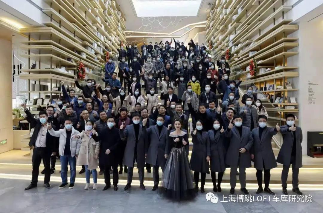 上饶全国一百多人在华侨城汉口道6号参观研讨LOFT专利车库技术！